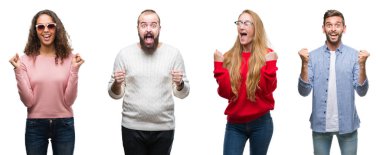 Kolaj bir grup genç insan üzerinde beyaz izole arka plan kutlama şaşırttı ve başarı için kaldırdı kollarını açarak hayret ve gözleri açık. Kazanan kavramı.