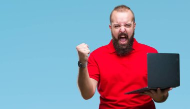 Beyaz delikanlı bilgisayar dizüstü izole arka rahatsız üzerinde ve sinirli bağırarak öfke, çılgın ve bağrışmalar yükseltilmiş el, öfke kavramı ile kullanma