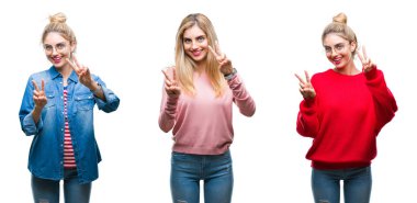 Kolaj genç güzel sarışın kadının parmak zafer işareti yaparken gösterilen kamera seyir gülümseyen izole arka plan üzerinde. İki numaralı.