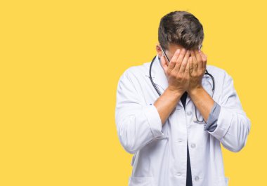 Genç yakışıklı adam üzgün ifade yüz eller ile ağlayarak süre kapsayan ile izole arka plan üzerinde doktor. Depresyon kavramı.