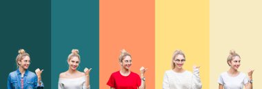 Kolaj genç güzel sarışın kadının üzerinden canlı renkli vintage görünümlü ve başparmak yanında işaret mutlu yüz ile gülümseyen izole arka plan çizgili.