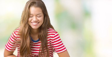 Giyen genç güzel esmer kadın çizgili tişört mide üzerinde el ile izole arka plan üzerinde çünkü mide bulantısı, ağrılı hastalık hasta hissediyor. Ağrısı kavramı.