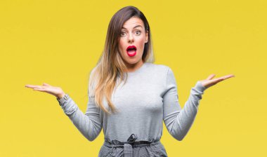 Genç güzel işçi iş kadın izole arka plan clueless ve şaşkın bir ifadeyle kollar ve eller kaldırdı. Şüphe kavramı.