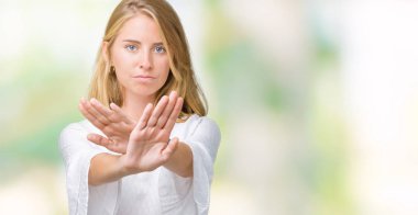 İzole arka plan ret ifade geçiş silah ve eksi işareti, kızgın surat yapıyor avuç içi güzel genç zarif kadın