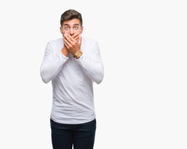 Yakışıklı delikanlı izole arka plan ağız hata için elleriyle kapsayan şok içinde. Gizli kavramı.