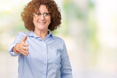 Güzel orta ager üst düzey businees kadın üzerinde gözlük takan arka plan dostu sunan karşılıklı tebrik ve davet edici gülümseyen izole. Başarılı iş.