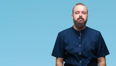 Genç beyaz hipster adam yüzünde ciddi bir ifade ile izole arka plan üzerinde. Basit ve doğal kameraya bakıyor.