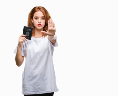 Pasaport İtalya'nın açık eliyle dur işareti ile ciddi ve kendine güvenen ifade, savunma jest yapıyor izole arka plan üzerinde tutan genç güzel kadın