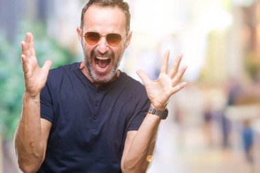 Orta yaş ağarmış komuta sizde üzerinde güneş gözlüğü takıyor deli kutluyor arka plan izole ve silah ile başarı için yükseltilmiş ve açık gözleri heyecanlı çığlık hayrete düşürdü. Kazanan kavramı