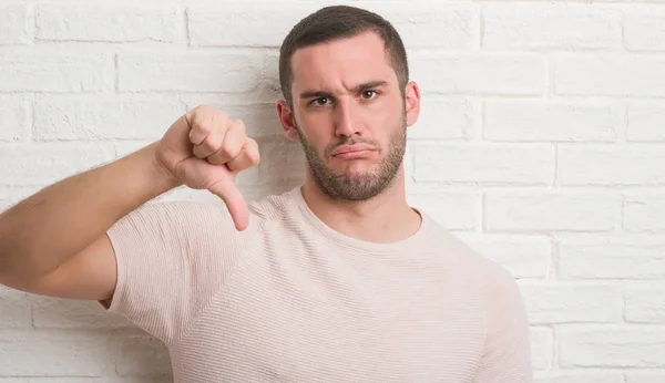 Joven Hombre Caucásico Pie Sobre Pared Ladrillo Blanco Con Cara — Foto de Stock