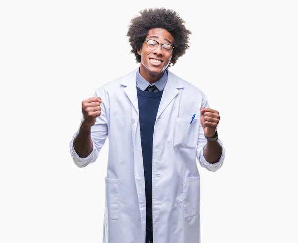 Gülümseyen Başarı Için Çığlık Afro Amerikalı Doktor Bilim Adamı Adam — Stok fotoğraf