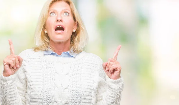 Blonde Vrouw Van Middelbare Leeftijd Winter Trui Dragen Geïsoleerde Achtergrond — Stockfoto