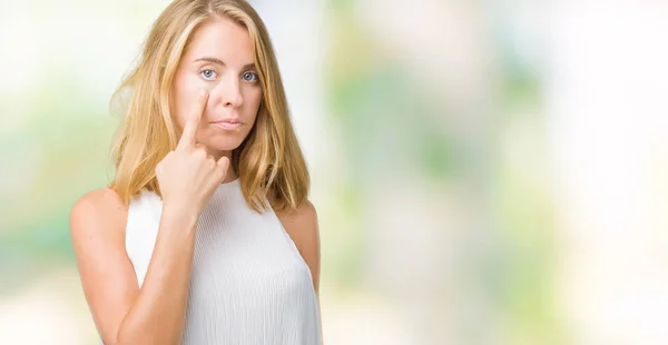 Mooie Elegante Jongedame Geïsoleerd Background Pointing Aan Het Oog Volg — Stockfoto