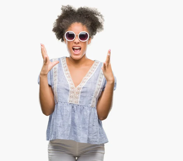 Jonge Afro Amerikaanse Vrouw Bril Geïsoleerd Achtergrond Gek Gek Schreeuwen — Stockfoto