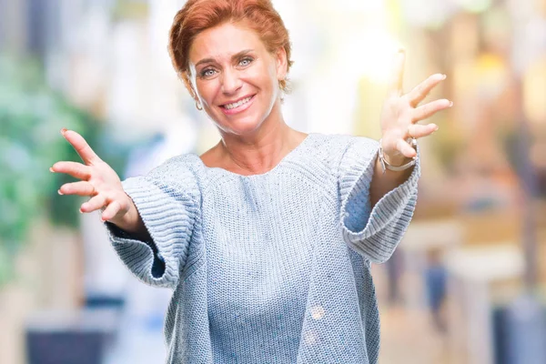 Attractief Senior Kaukasische Roodharige Vrouw Winter Trui Dragen Geïsoleerde Achtergrond — Stockfoto