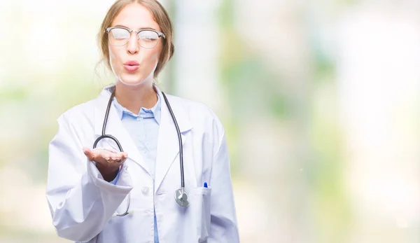 Hermosa Joven Doctora Rubia Vistiendo Uniforme Médico Sobre Fondo Aislado — Foto de Stock