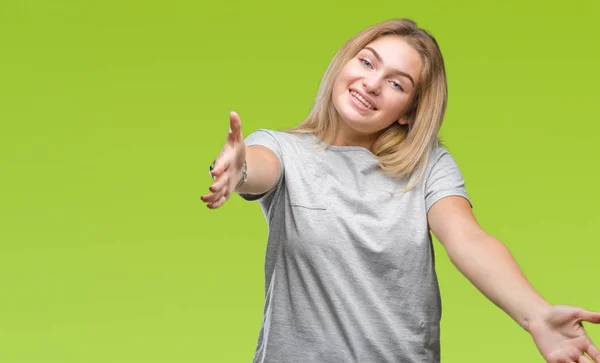 Mulher Caucasiana Jovem Sobre Fundo Isolado Olhando Para Câmera Sorrindo — Fotografia de Stock