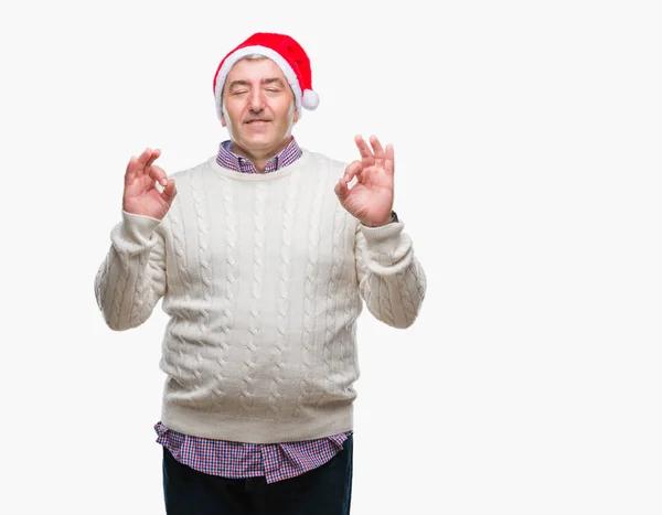 孤立した背景の上身に着けているクリスマスの帽子をハンサムな年配の男性がリラックスし 瞑想の指ジェスチャーをやって閉じた目を浮かべてします ヨガの概念 — ストック写真