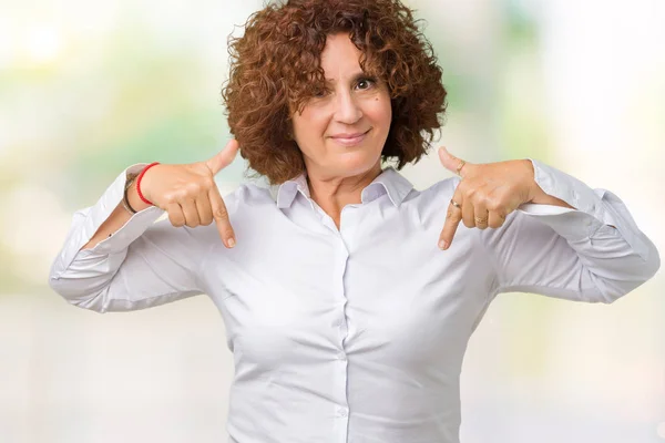 Schöne Seniorin Mittleren Alters Geschäftsfrau Mit Isoliertem Hintergrund Sieht Selbstbewusst — Stockfoto