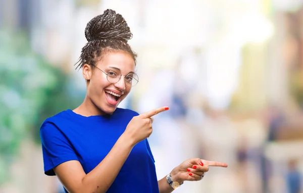 Joven Chica Afroamericana Trenzada Con Gafas Sobre Fondo Aislado Sonriendo —  Fotos de Stock