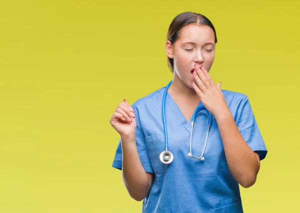 Unga Kaukasiska Läkare Kvinna Bär Medicinsk Uniform Över Isolerade Bakgrund — Stockfoto