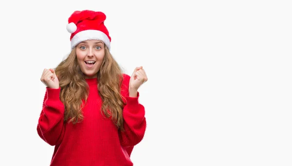 Junge Blonde Frau Mit Weihnachtsmann Hut Schreit Stolz Und Feiert — Stockfoto