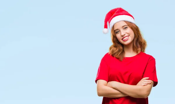 クリスマス帽子の幸せそうな顔が笑みを浮かべてカメラを見て組んだ腕を身に着けている孤立した背景に若くてきれいな女性 肯定的な人 — ストック写真