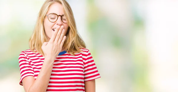 Mooie Jonge Vrouw Een Bril Geïsoleerde Achtergrond Verveeld Geeuwen Moe — Stockfoto