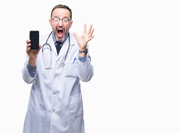 Medelåldern Senior Hoary Doktor Mannen Visar Smartphone Skärmen Över Isolerade — Stockfoto