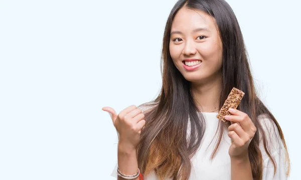 Joven Mujer Asiática Comiendo Chocolate Enérgico Bar Sobre Aislado Fondo —  Fotos de Stock