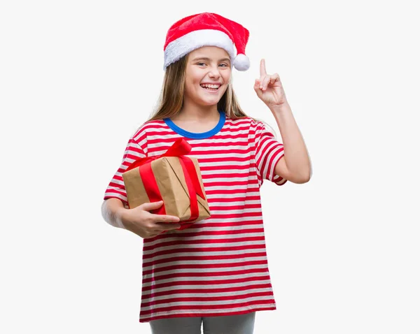 Молода Красива Дівчина Різдвяному Капелюсі Тримає Подарунок Над Ізольованим Тлом — стокове фото