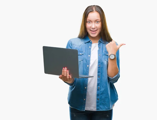 Mulher Branca Jovem Usando Laptop Sobre Fundo Isolado Apontando Mostrando — Fotografia de Stock