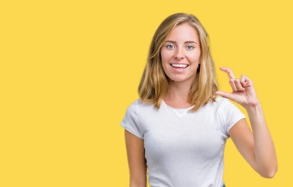 Hermosa Mujer Joven Con Camiseta Blanca Casual Sobre Fondo Aislado —  Fotos de Stock