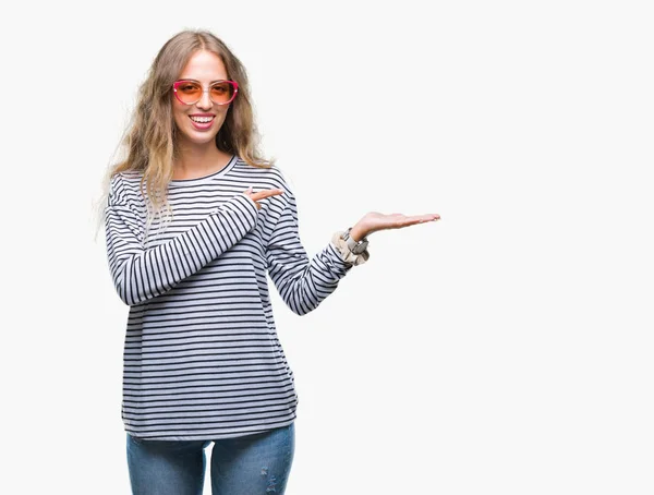 Beautiful Young Blonde Woman Wearing Sunglasses Isolated Background Amazed Smiling — Stock Photo, Image