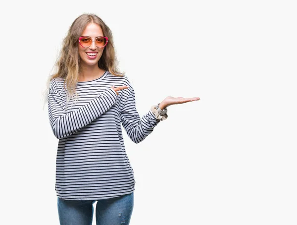 Schöne Junge Blonde Frau Mit Sonnenbrille Über Isoliertem Hintergrund Erstaunt — Stockfoto