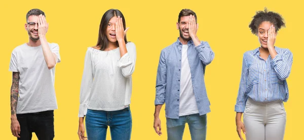 グループの人々 女性と男性顔と驚きの感情に自信を持って笑顔で手で片目を覆うカラフルな黄色の分離の背景上のコラージュ — ストック写真