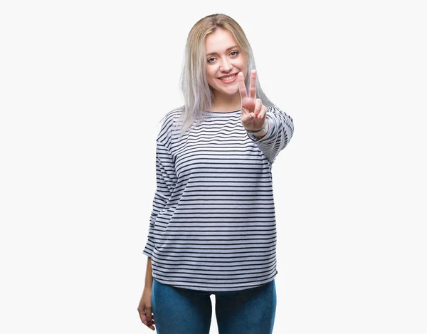 Mujer Rubia Joven Sobre Fondo Aislado Sonriendo Con Cara Feliz — Foto de Stock