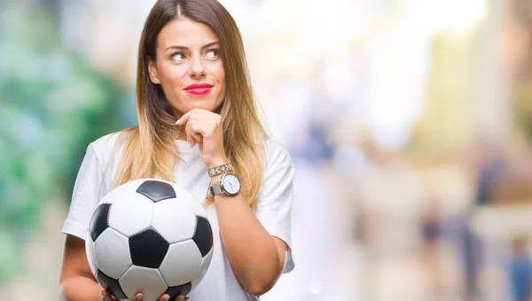 Junge Schöne Frau Hält Fußball Über Isoliertem Hintergrund Ernstes Gesicht — Stockfoto
