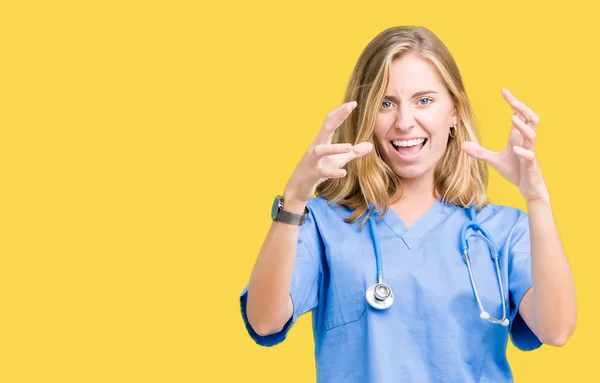 Schöne Junge Ärztin Medizinischer Uniform Vor Isoliertem Hintergrund Schreit Frustriert — Stockfoto