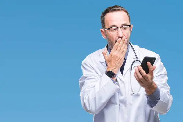 Mediana Edad Hoary Médico Hombre Mensajes Texto Utilizando Teléfono Inteligente — Foto de Stock