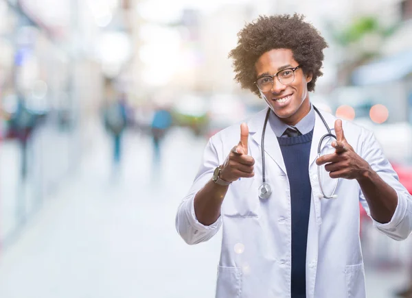 Afroamerikanischer Arzt Mit Isoliertem Hintergrund Der Mit Dem Finger Die — Stockfoto