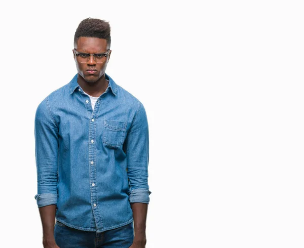 年轻的非洲裔美国人在孤立的背景下怀疑和紧张 皱着眉头不安 因为问题 消极的人 — 图库照片