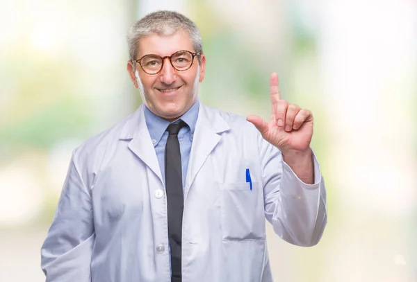 英俊的资深医生 科学家专业的人穿着白色外套在孤立的背景手指与成功的想法 离开和快乐 — 图库照片