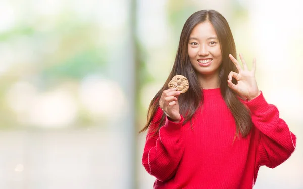 Joven Asiático Mujer Comer Chocolate Chip Cookie Sobre Aislado Fondo — Foto de Stock