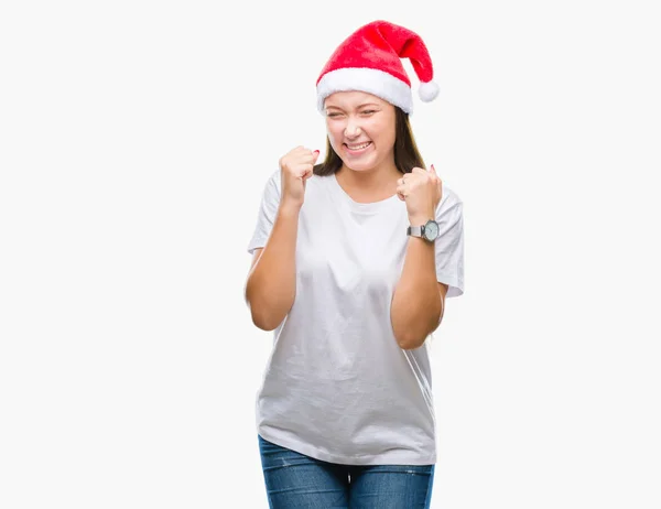 笑顔と成功のために叫んで 上クリスマス帽子身に着けている美しい白人女性は非常に幸せと興奮の腕を上げ 勝者のジェスチャを行う背景を分離しました お祝いのコンセプト — ストック写真