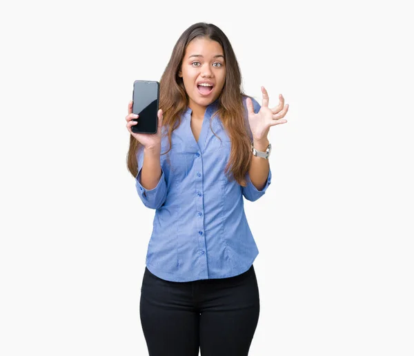 Jonge Mooie Brunette Zakelijke Vrouw Weergegeven Scherm Van Smartphone Geïsoleerd — Stockfoto