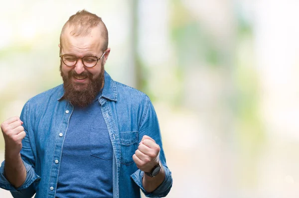 Joven Hombre Hipster Caucásico Con Gafas Sobre Fondo Aislado Muy —  Fotos de Stock