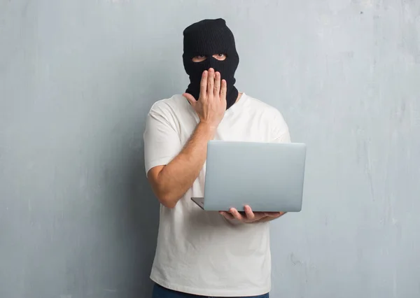 Young Caucasian Hacker Man Grey Grunge Wall Doing Cyber Attack — Stock Photo, Image