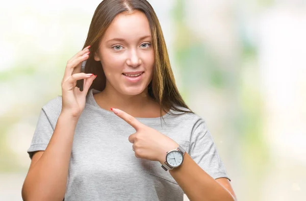 Joven Hermosa Mujer Caucásica Hablando Teléfono Inteligente Sobre Fondo Aislado — Foto de Stock