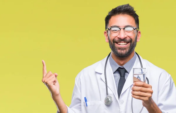 Médico Hispano Adulto Bebiendo Vaso Agua Sobre Fondo Aislado Muy —  Fotos de Stock